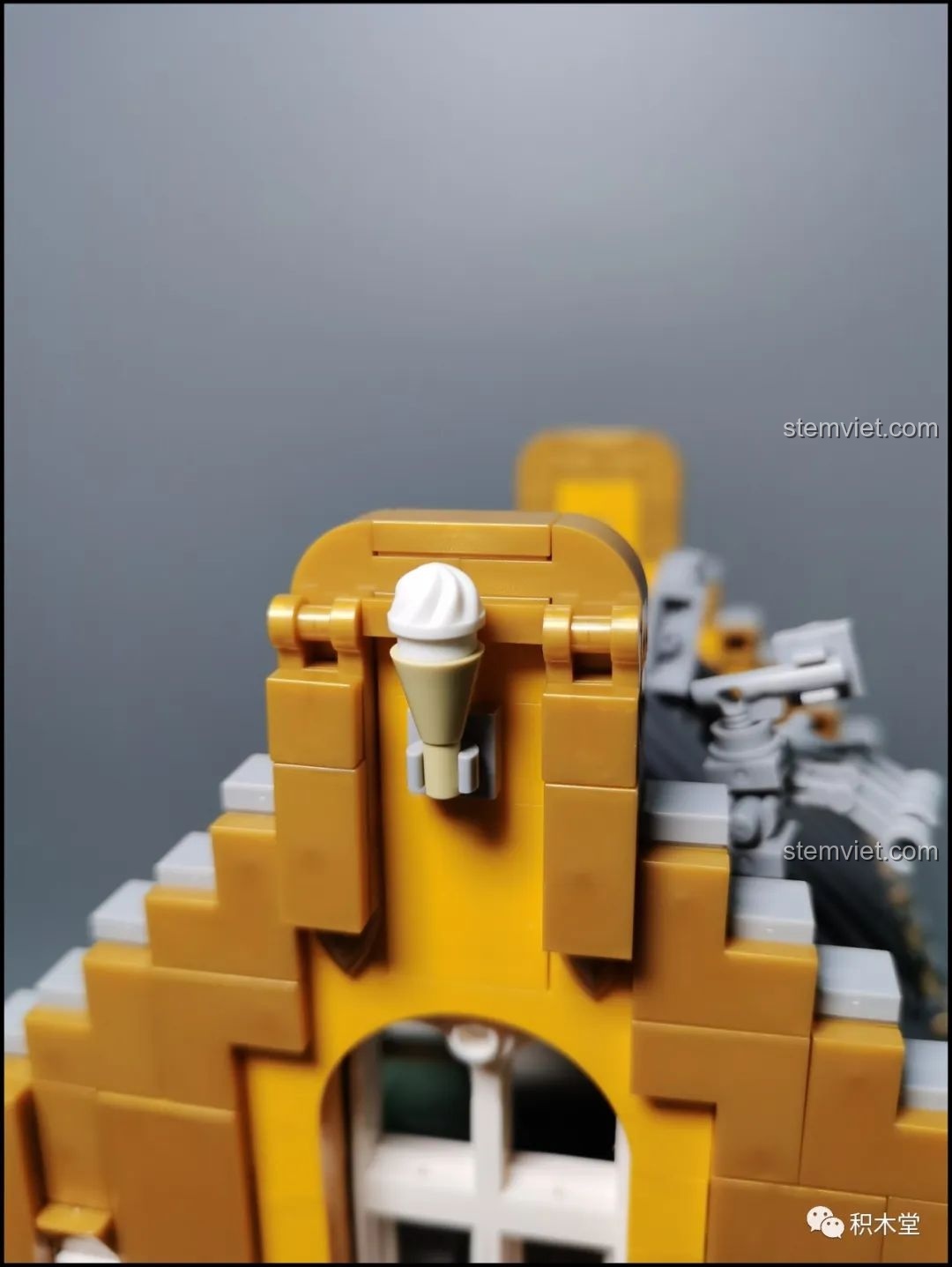 Cận cảnh chi tiết vòm cửa sổ tầng 2 của bộ Leier 10003, sử dụng các mảnh 1x1 để tạo hình độc đáo.