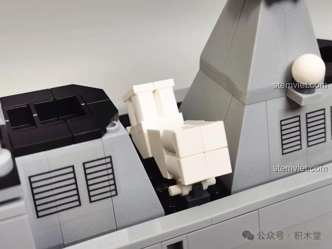 Chi tiết hệ thống vũ khí phụ trên bộ đồ chơi mô hình Khu trục hạm Type 055 cho bé 6+.