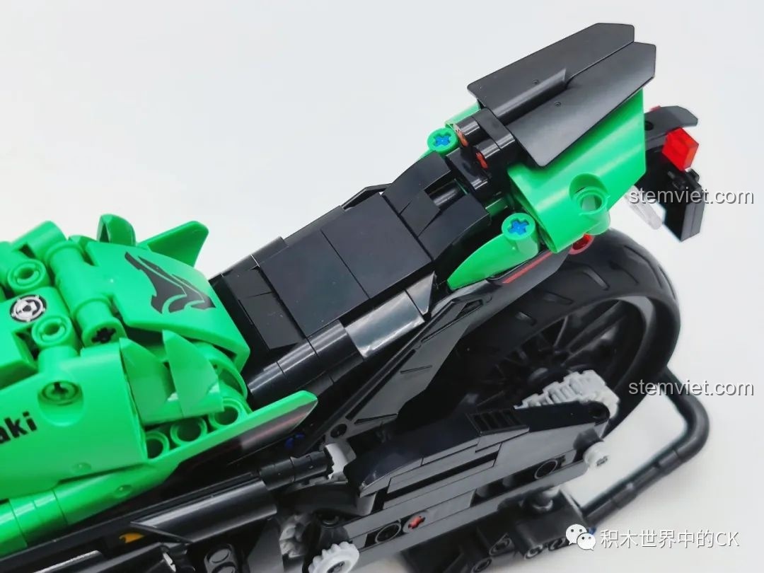 Chi tiết yên xe hai tầng của mô hình Xe máy phân khối lớn Kawasaki ZX-10R JIESTAR xịn giá rẻ.