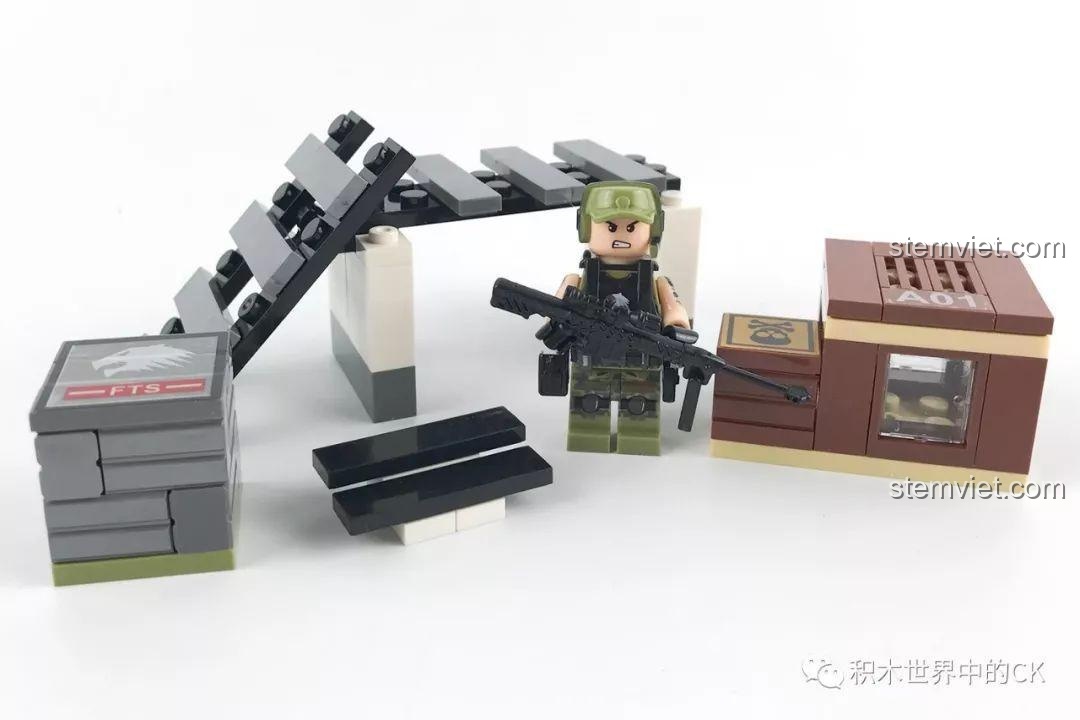 Minifigure Chiến binh FTS đứng cạnh Cầu thang đổ nát, sẵn sàng vượt qua chướng ngại vật trong bộ lắp ghép Chiến trường sinh tồn.