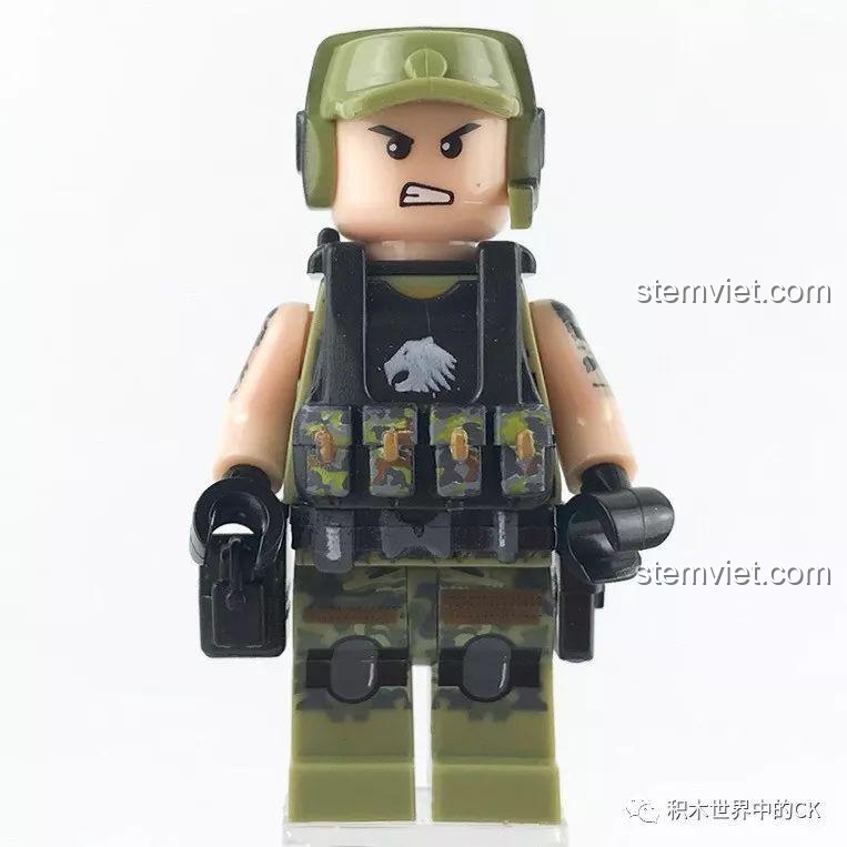 Minifigure Chiến binh FTS đội mũ bảo hiểm và áo giáp, trang bị đầy đủ cho trận chiến trong bộ đồ chơi lắp ráp Battlegrounds.