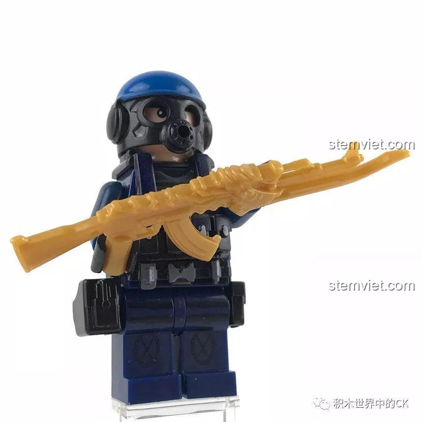 Minifigure Chiến binh mặt nạ xanh trang bị súng trường màu vàng độc đáo, sẵn sàng chiến đấu trong bộ đồ chơi lắp ráp PUBG.