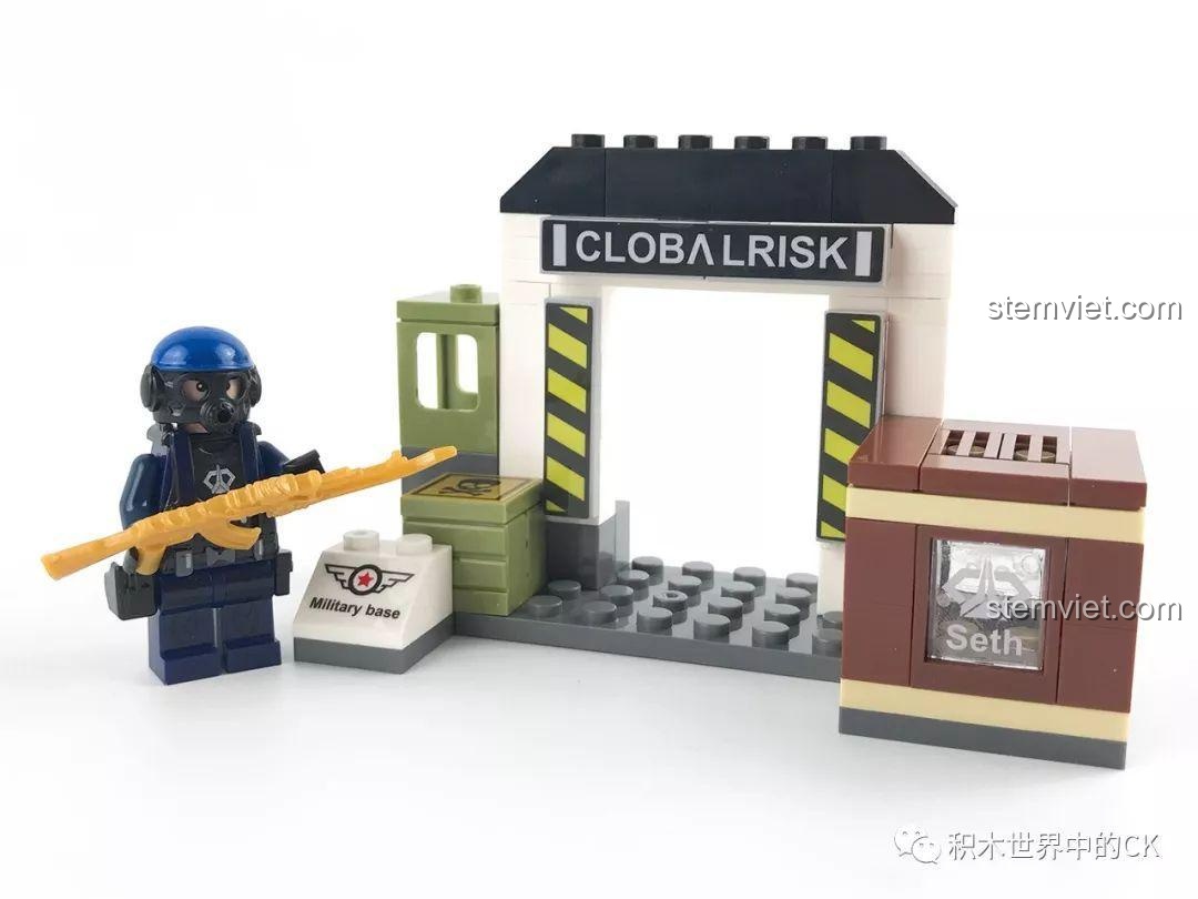 Minifigure Chiến binh mặt nạ xanh đứng gác tại Cổng Global Risk, thể hiện sự sẵn sàng chiến đấu của bộ lắp ghép Chiến trường sinh tồn.