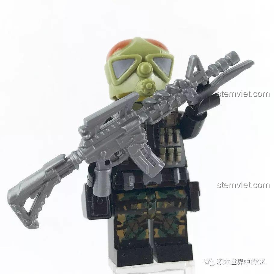 Minifigure Chiến binh mũ vàng cầm súng trường, sẵn sàng tham gia vào cuộc chiến trong bộ đồ chơi lắp ráp quân đội LELE.