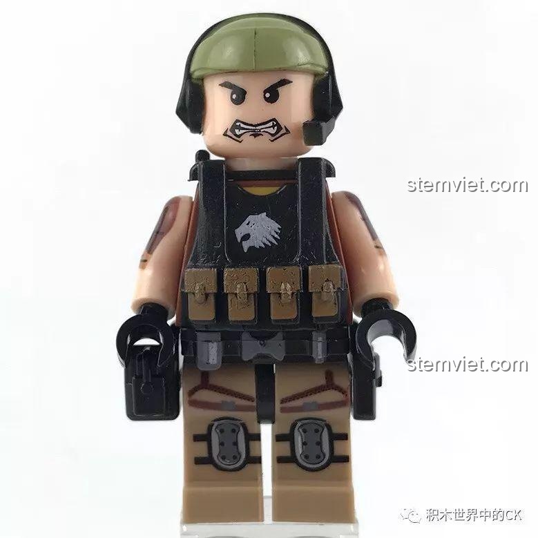 Minifigure Chiến binh mũ vàng đứng cạnh Cửa hầm công nghệ, sẵn sàng khám phá hoặc bảo vệ trong bộ lắp ghép Chiến trường sinh tồn.