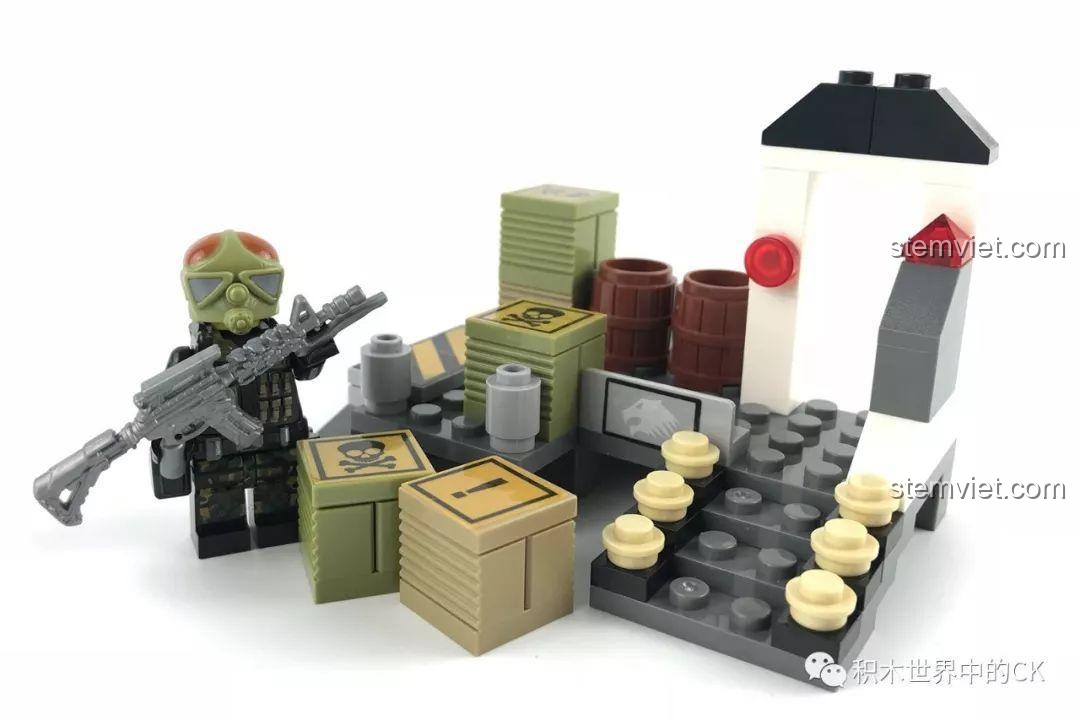 Minifigure Chiến binh mũ vàng đứng cạnh Khu vực thùng hàng, sẵn sàng ẩn nấp và tấn công trong bộ lắp ghép Chiến trường sinh tồn.