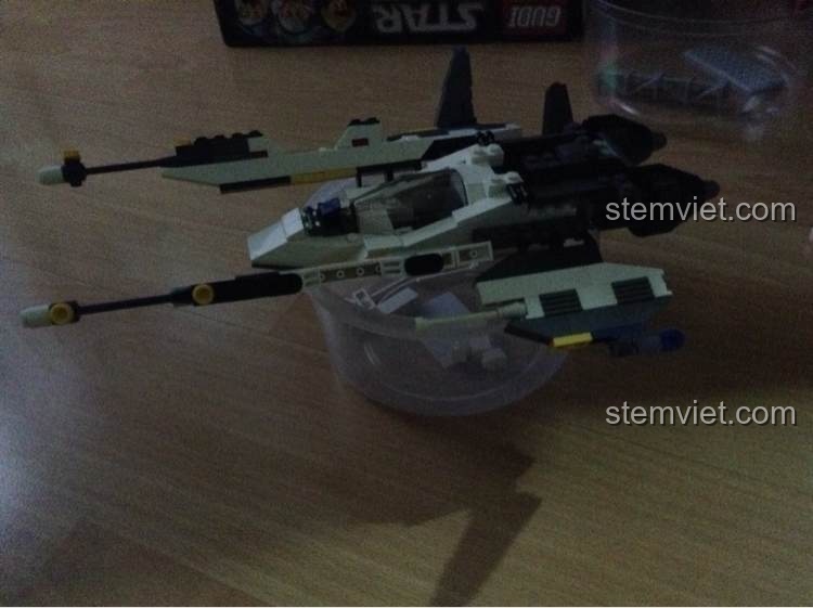 Mô hình GUDI 8614 Chiến cơ Sư tử trắng được trưng bày trên giá đỡ, thể hiện vẻ đẹp và sự ổn định của sản phẩm.