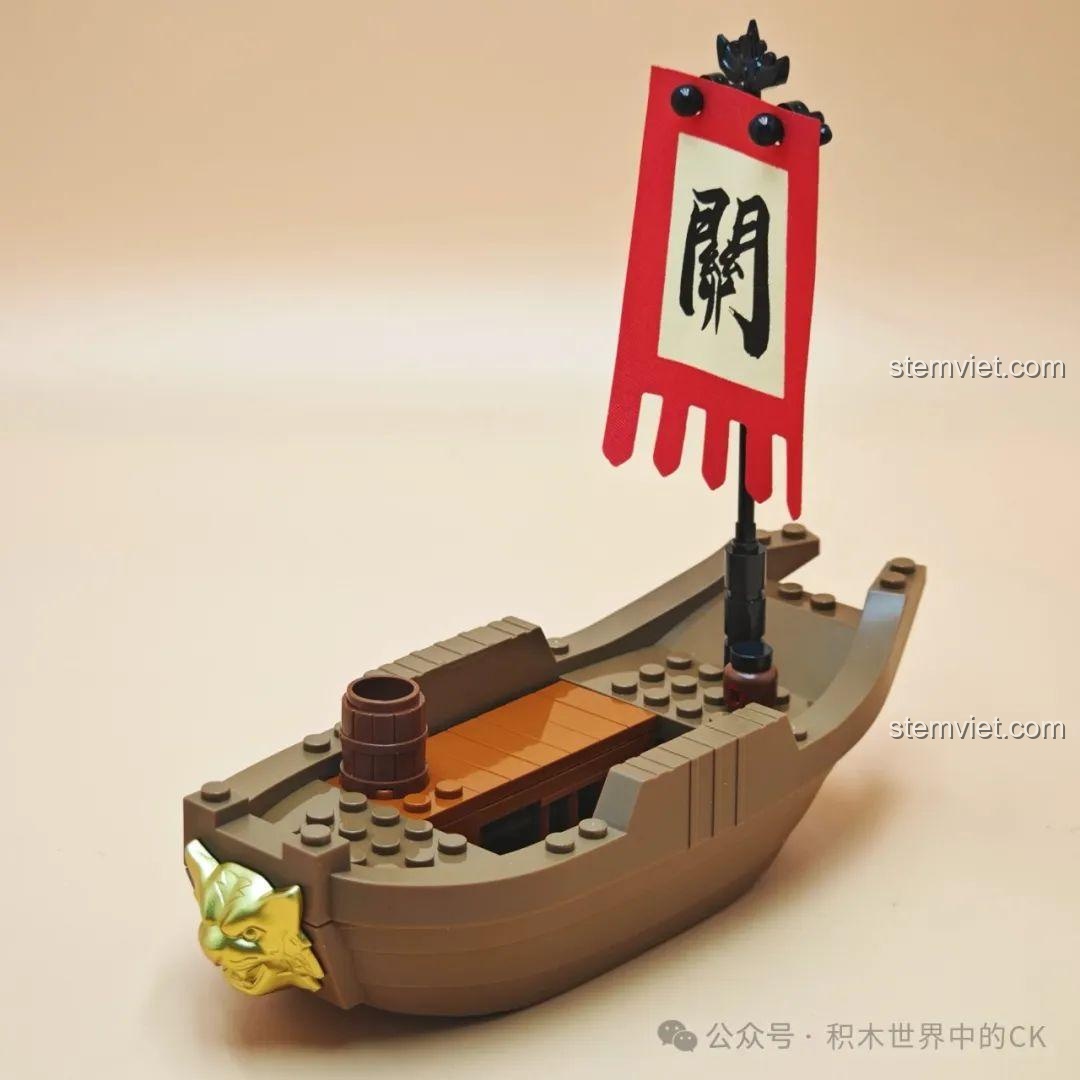 Mô hình chiến thuyền hoàn chỉnh trong bộ đồ chơi Chiến thuyền của Quan Vũ 20802, có lá cờ chữ Quan.