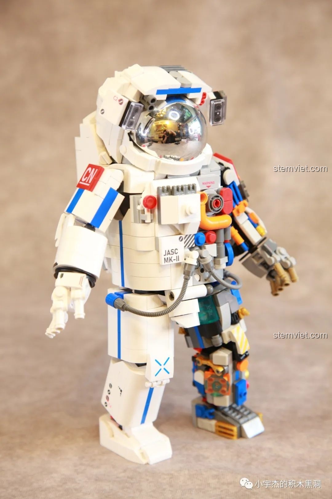 Ảnh chụp chính diện mô hình Phi hành gia JK9106 hoàn chỉnh, thể hiện vẻ đẹp cân đối.