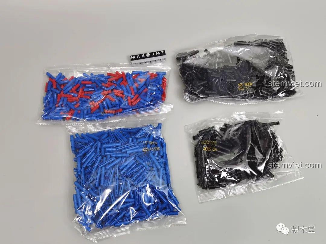 Các túi chốt đa năng màu đỏ và xanh trong bộ lắp ghép Xe Trộn Bê Tông Tycole T4005, chất lượng tốt.