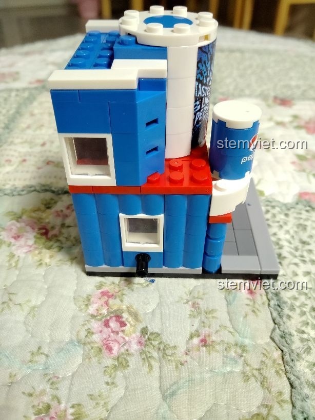 Chi tiết chốt nối bên hông của bộ xếp hình Mô phố xá mini SD 6027 siêu tiết kiệm để ghép các bộ lại.
