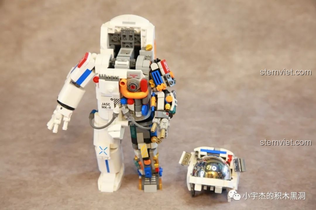 Mô hình Phi hành gia JK9106 và phần đầu chuẩn bị được lắp ráp vào với nhau.