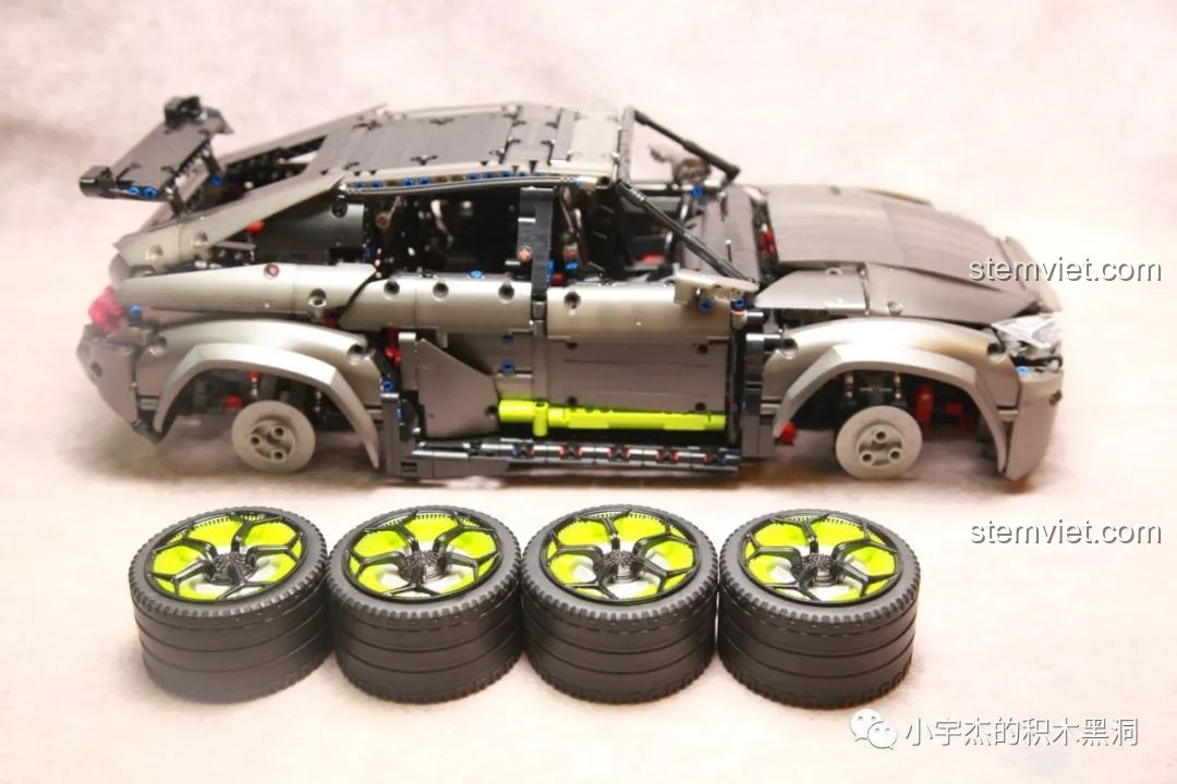 Mô hình xe Urus Kbox 10511 đã hoàn thiện phần thân và bộ bốn bánh xe đang chờ được lắp vào.