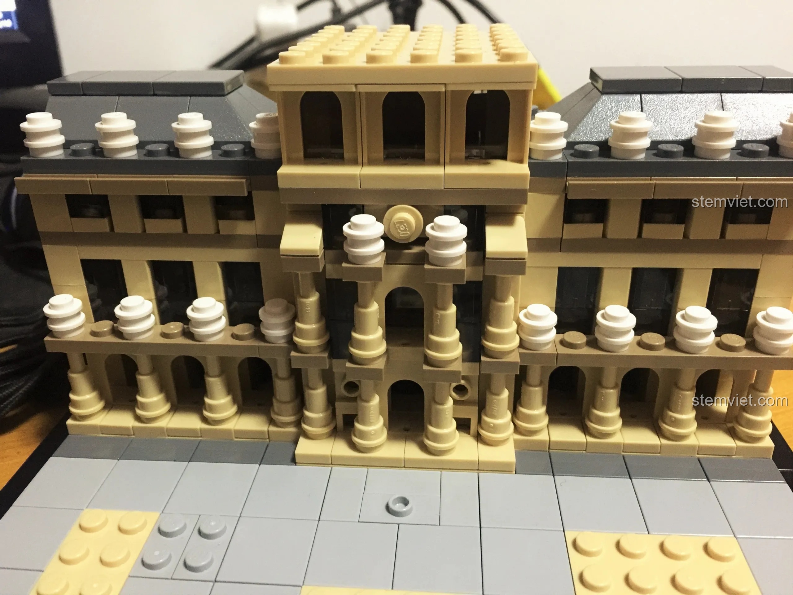 Cung điện Louvre trong bộ LEGO 21024 đã gần hoàn thiện, chuẩn bị cho công đoạn lắp ráp phần mái màu xám.