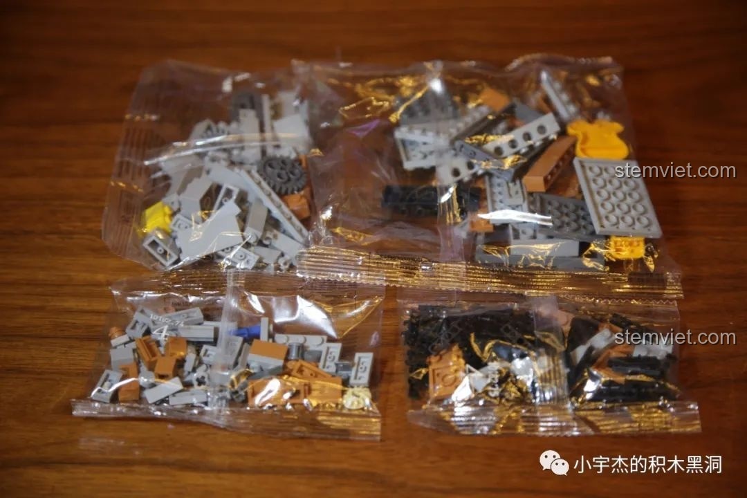 Cơ cấu bánh răng và đối trọng bên trong hệ thống thang máy.