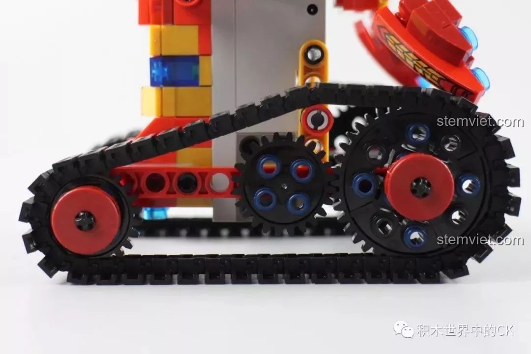 Cận cảnh chi tiết cơ cấu bánh răng và dây xích của đồ chơi Robot Iron Man 13038.