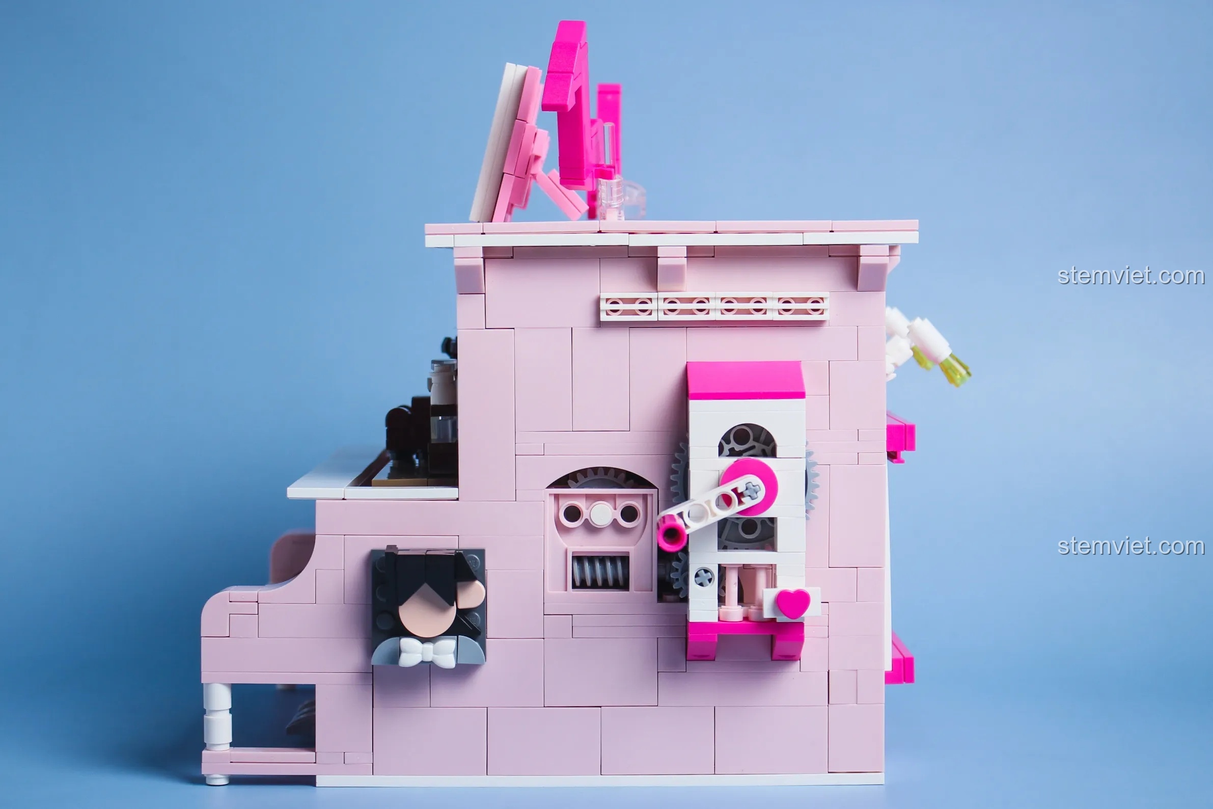 Mặt bên của đàn piano Keeppley DZ0155 với cơ cấu bánh răng và tay quay để xoay các bối cảnh.