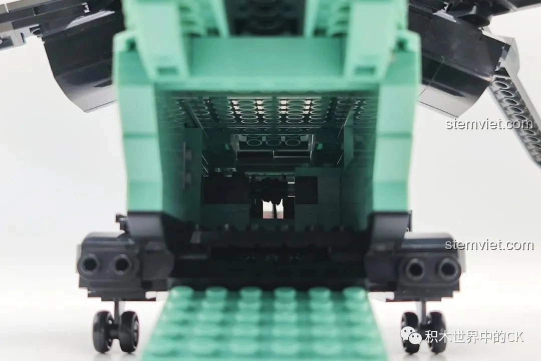 Cận cảnh cơ chế xoay của cánh quạt kép trên mô hình JIESTAR 58008 Trực thăng hai cánh quạt, thể hiện các bánh răng.