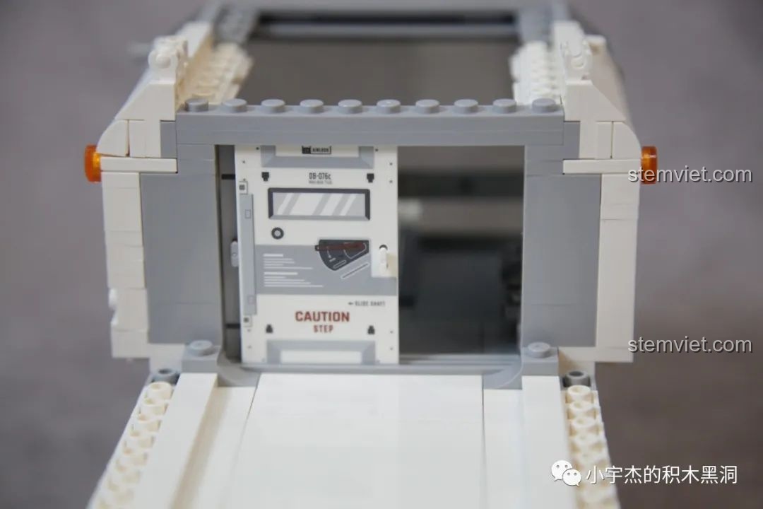 Cơ chế cửa trượt của xe SEMBO 107105 đang hoạt động, cho thấy độ mượt mà.