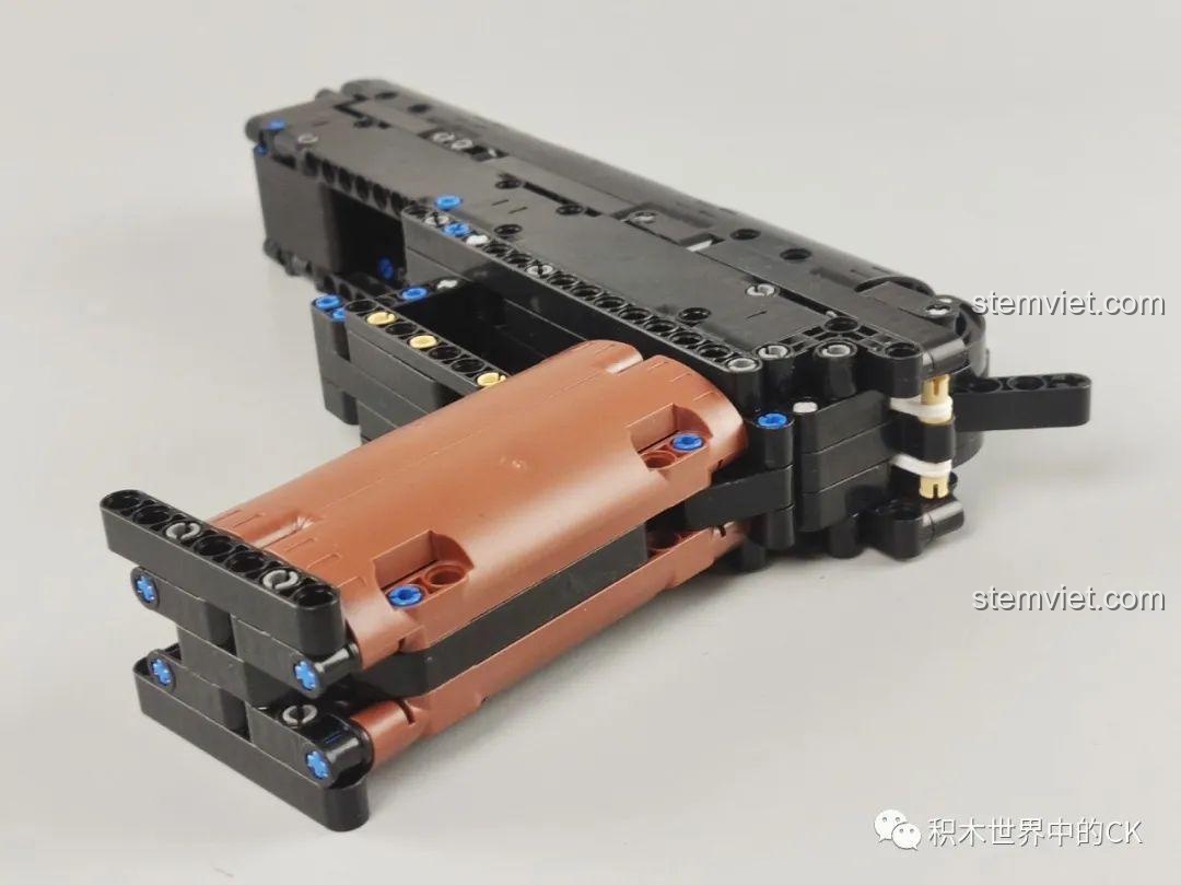 Cận cảnh phần đuôi và thanh trượt lên đạn của mô hình Súng lục Desert Eagle cho bé từ 6 tuổi.