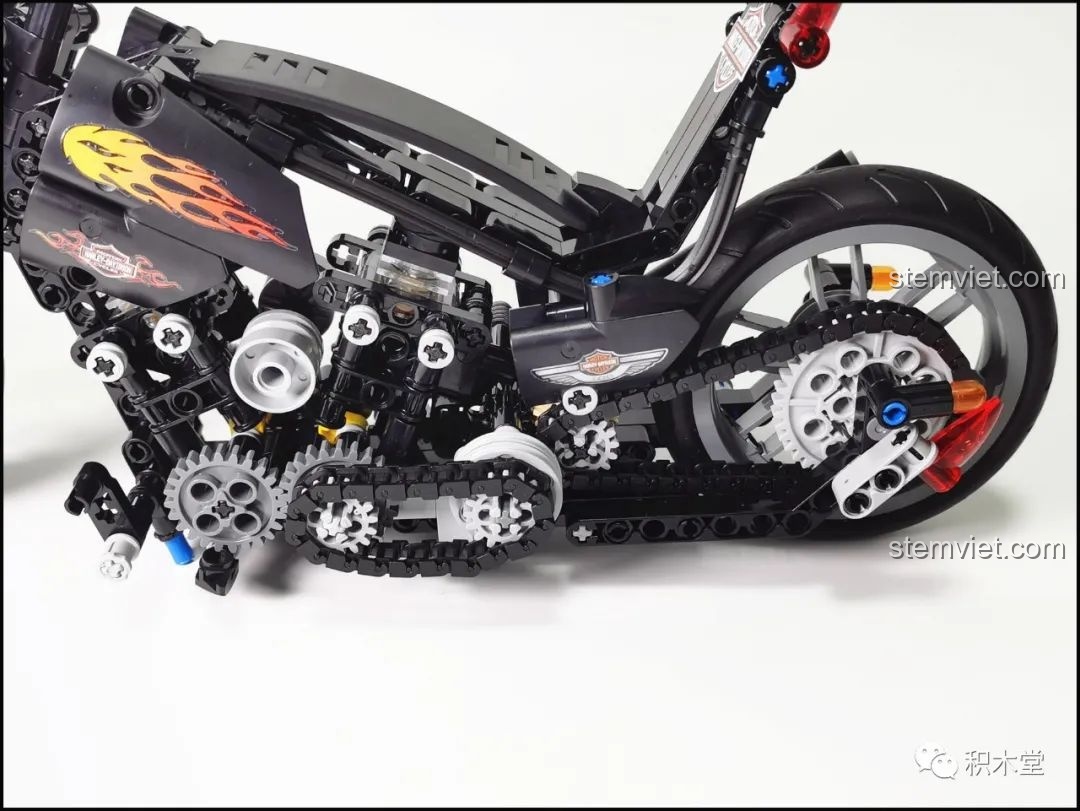 Cơ chế liên kết giữa bánh sau và động cơ của mô hình xe Harley cổ điển Lucky Star 50024.