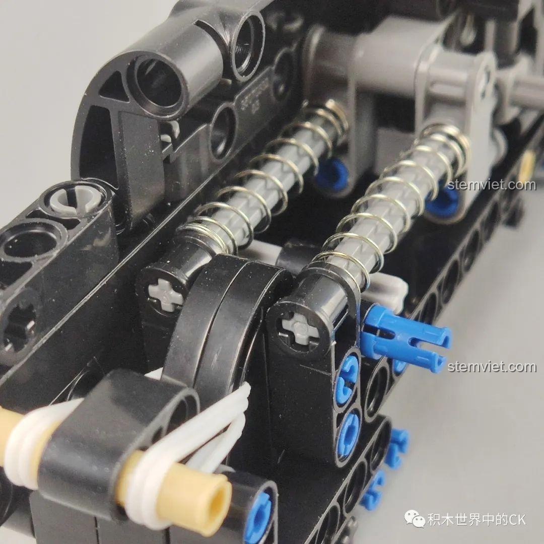 Cận cảnh cơ chế lò xo bên trong mô hình súng đồ chơi Desert Eagle 6005, bộ phận quan trọng tạo lực bắn.