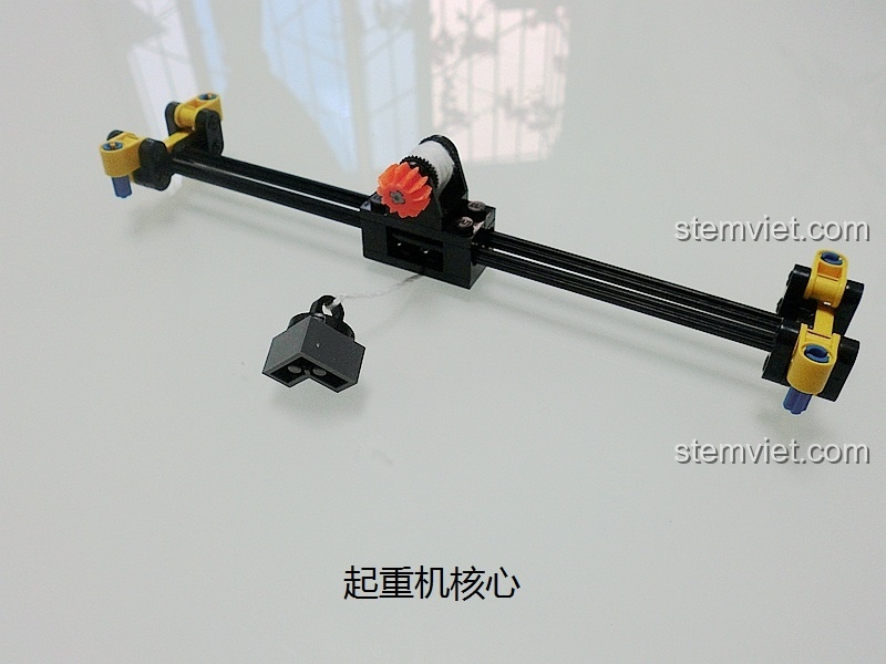 Cơ chế tời của cần cẩu trong bộ KAZI KY81010, có thể di chuyển dọc thanh dầm và nâng hạ vật nặng.