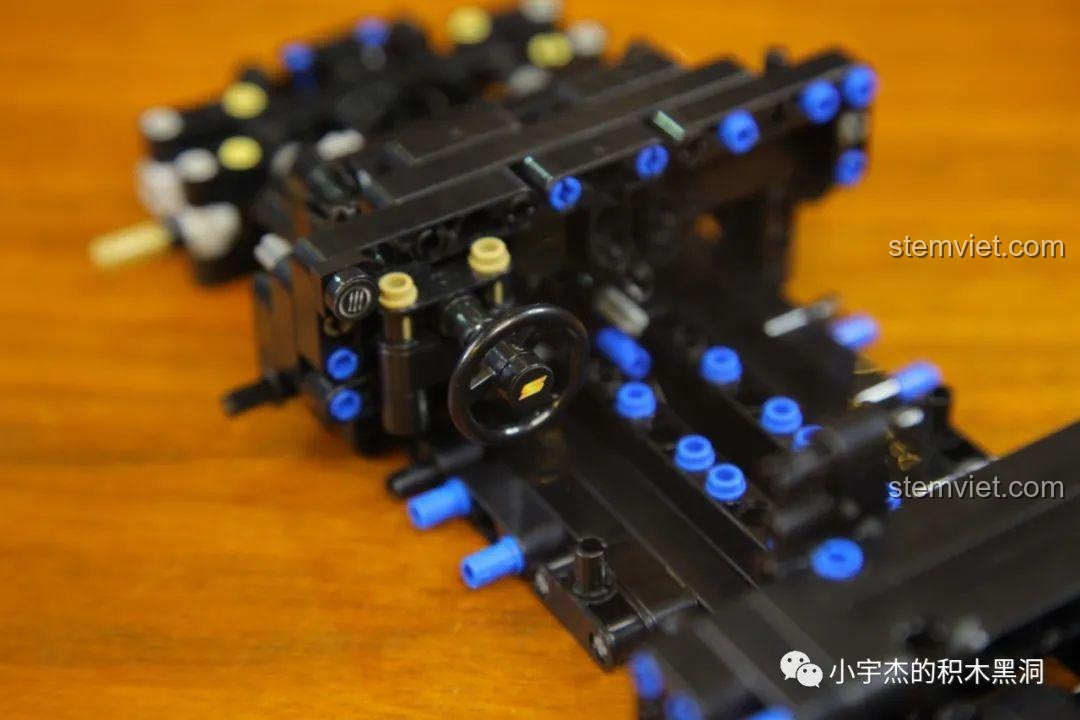 Cận cảnh cơ chế vô lăng liên kết với bánh trước của mô hình SY 8617.