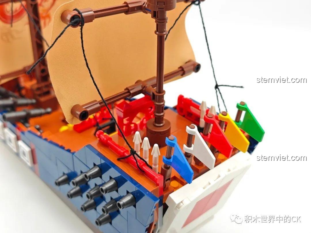 Những lá cờ hiệu nhiều màu sắc ở đuôi tàu của bộ lắp ráp Tàu chiến cổ điển Trung Quốc, tạo điểm nhấn sinh động.