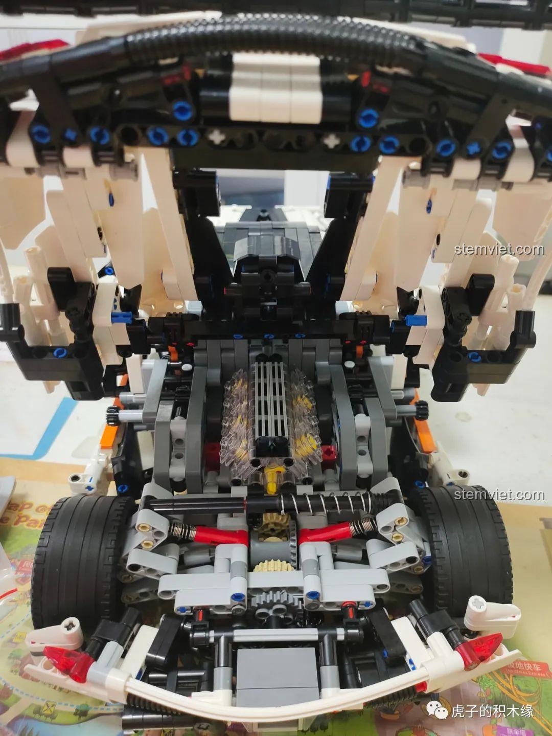 Mô hình Cỗ máy tốc độ Koenigsegg One:1 với nắp capo đang mở, lộ động cơ.