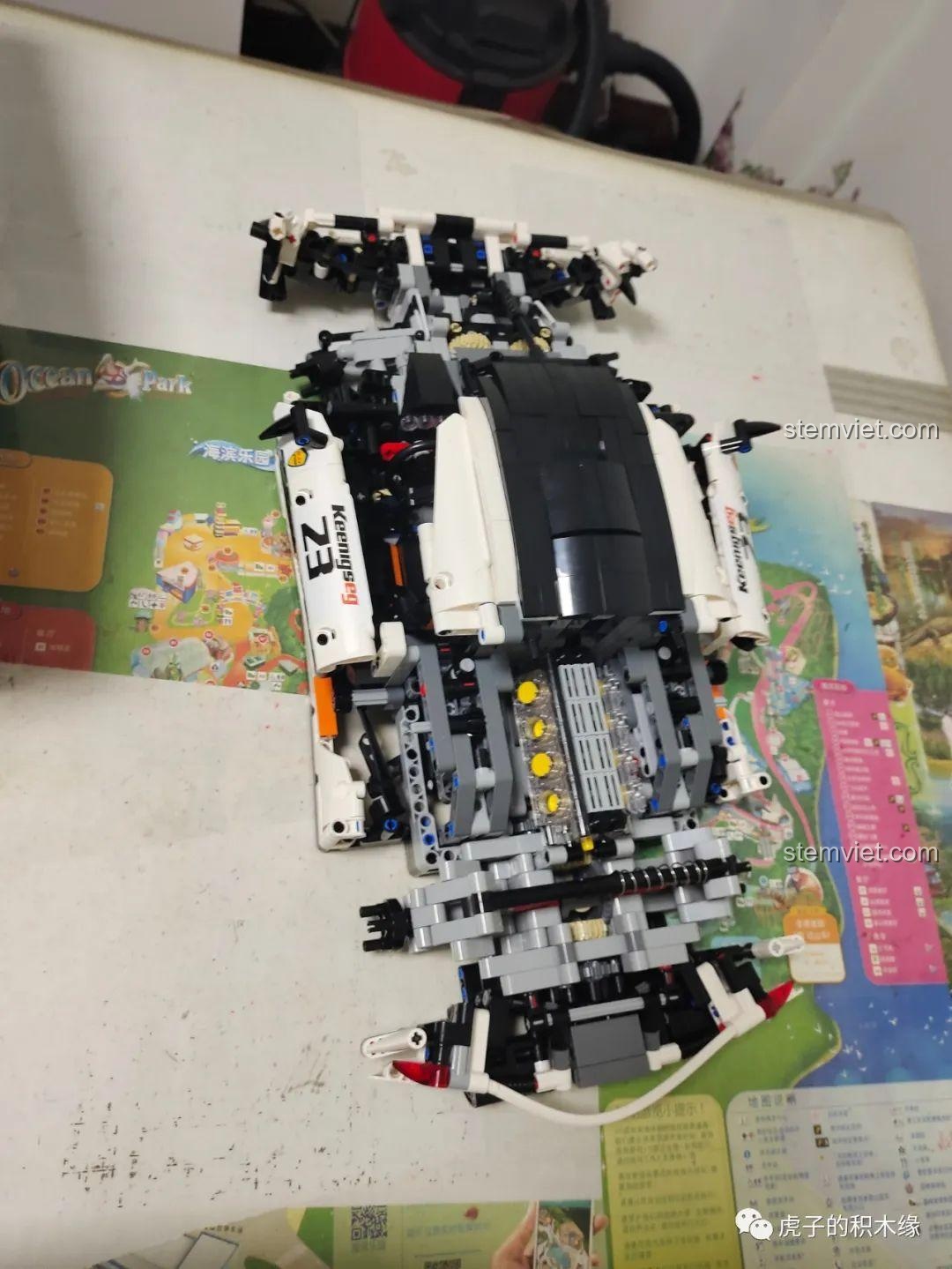 Hoàn thành giai đoạn 7 lắp ráp Cỗ máy tốc độ Koenigsegg One:1: nắp động cơ và cánh gió.