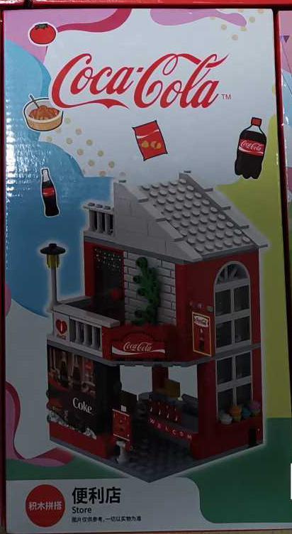 Mặt trước hộp bộ lắp ghép Cửa hàng tiện lợi Coca-Cola GGSY22650325A, mô hình 2 tầng màu đỏ trắng đặc trưng, phù hợp cho con trai 12 tuổi.