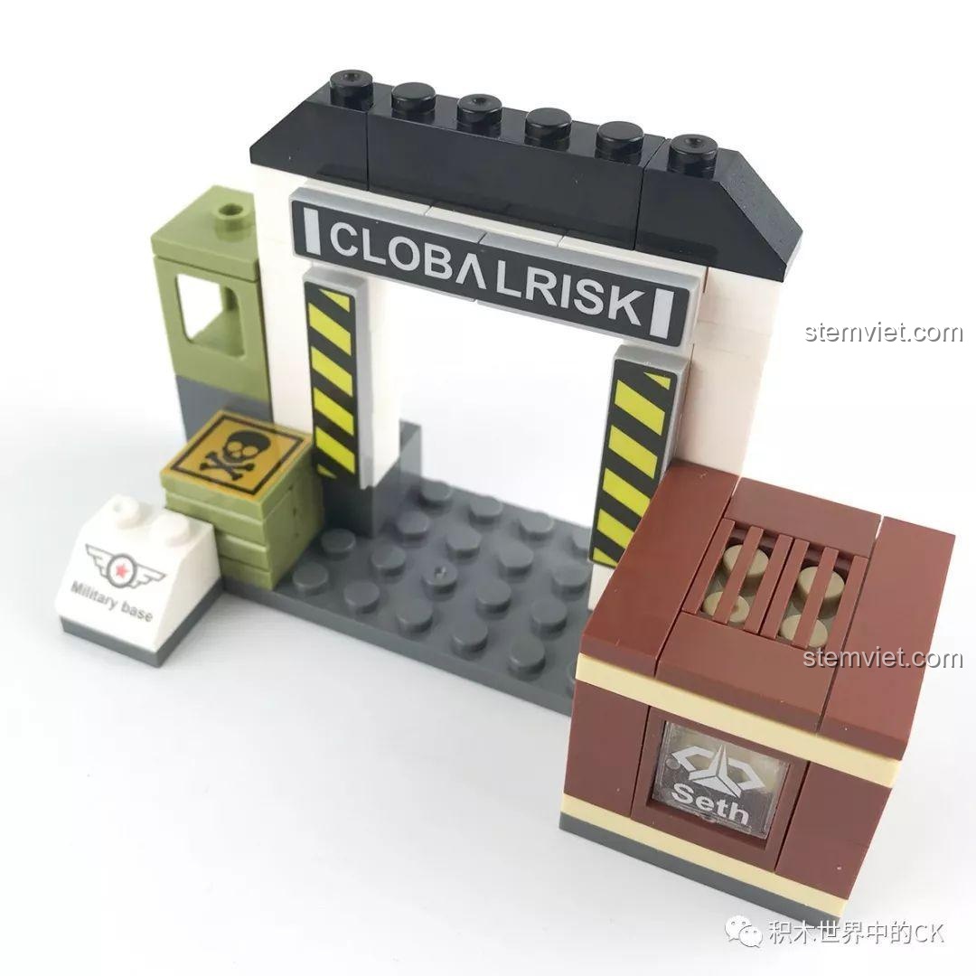 Cổng Global Risk hoàn chỉnh với các chi tiết cảnh quan, tạo nên một khu vực chiến đấu nhỏ trong bộ đồ chơi quân đội LELE.