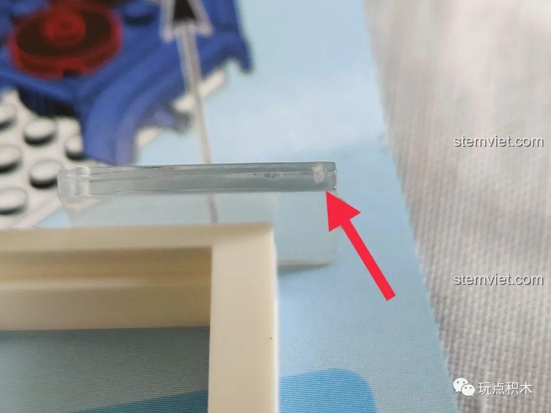 Cổng nhựa trên chi tiết cửa sổ của bộ SY6578B được đặt ở cạnh bên, tăng tính thẩm mỹ.