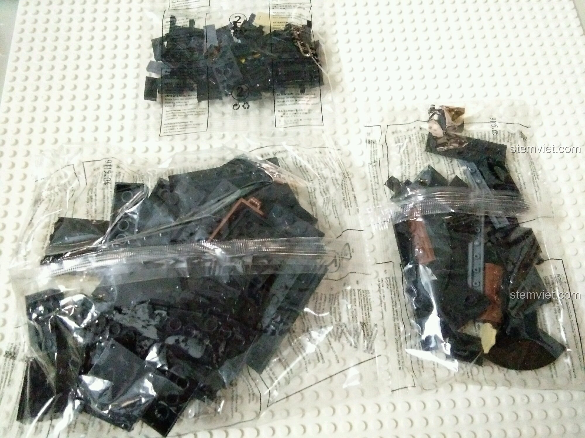 Cận cảnh một viên gạch đen của GUDI 9115 với vết cổng nhựa (sprue mark) còn sót lại.