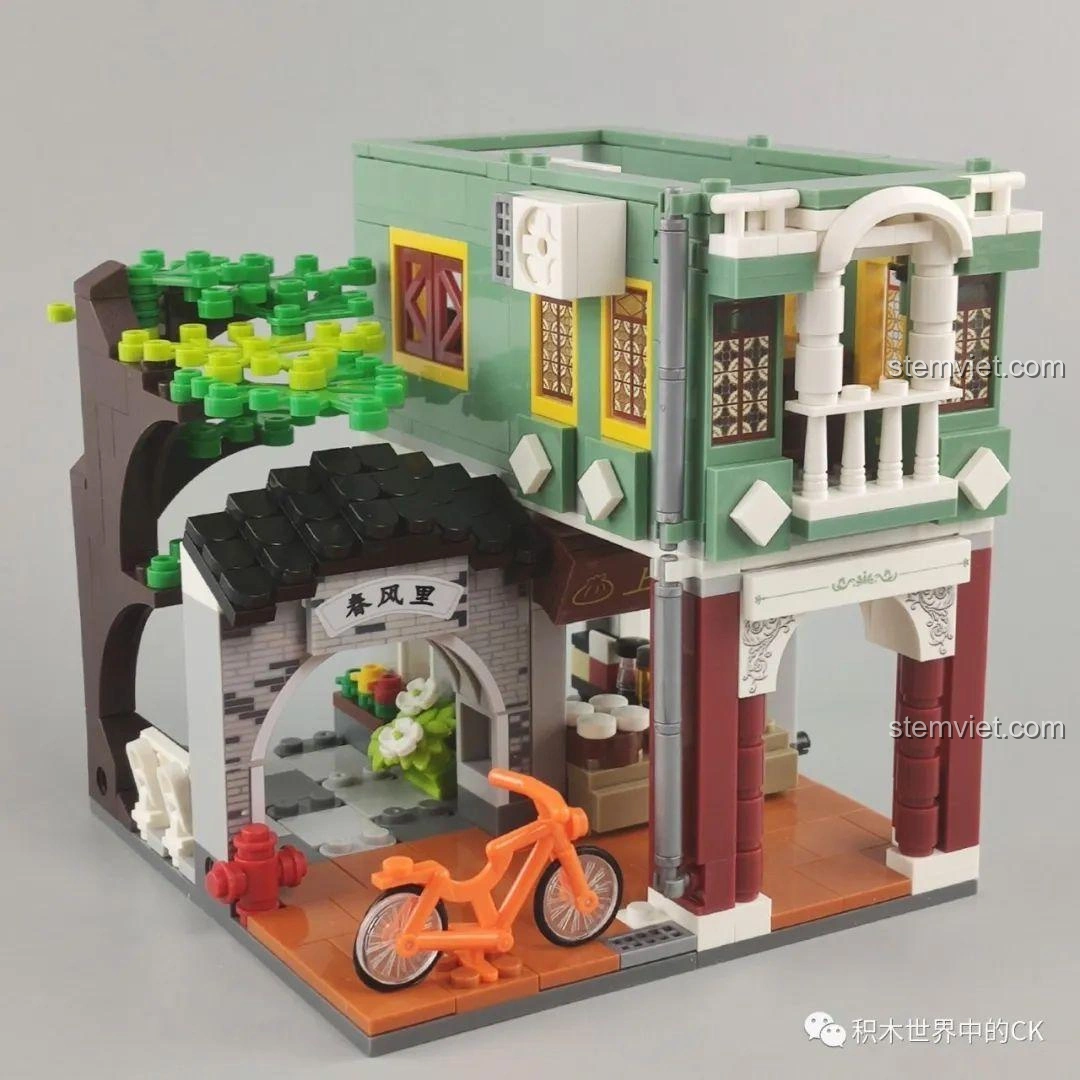 Cận cảnh cổng vòm và xe đạp từ bộ lắp ghép WOMA C0337 Phố Cổ Kiến Trúc Qilou Phố Xuân Phong.