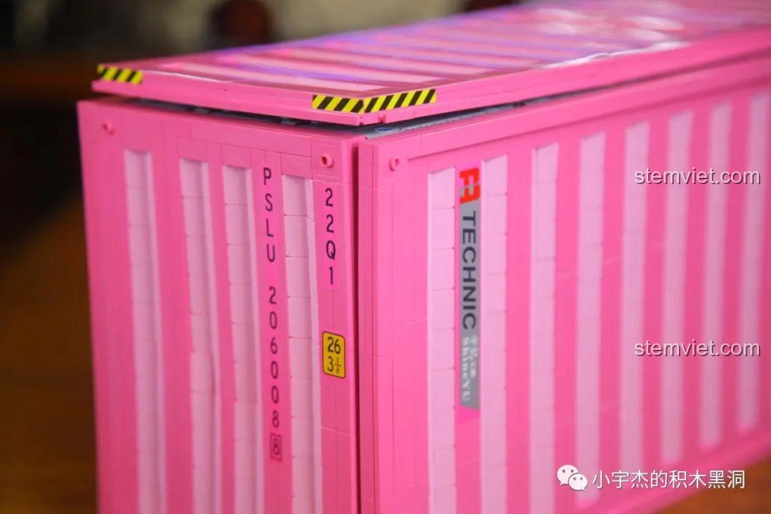 Thùng Container Hồng 1:10 YC-QC013 kết hợp với xe đầu kéo, tạo thành một bộ đôi hoàn hảo.