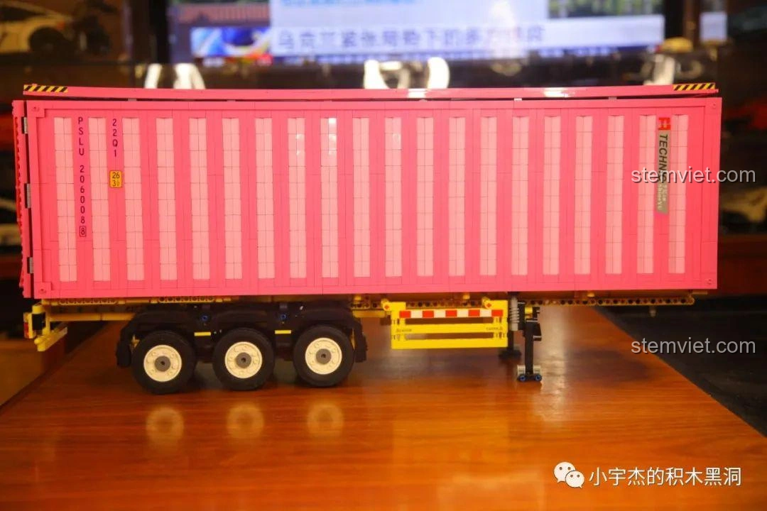 Cận cảnh Thùng Container Hồng 1:10 YC-QC013 khi kết nối với xe đầu kéo, chi tiết và sống động.