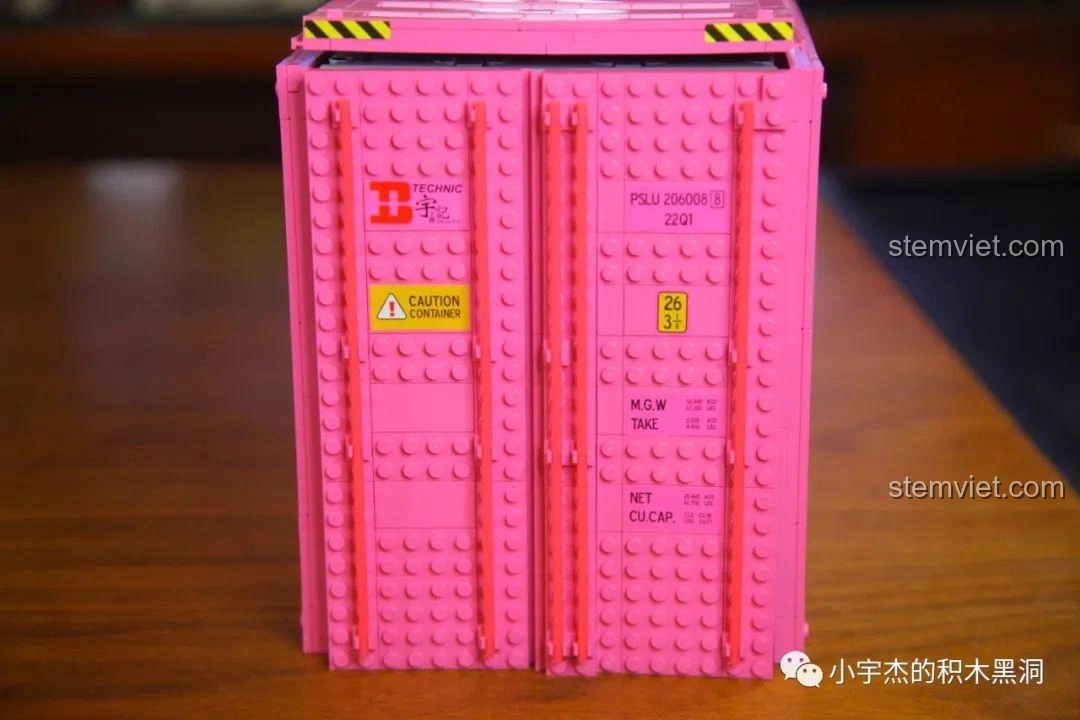 Mặt sau của Thùng Container Hồng 1:10 YC-QC013 trên khung gầm, với đèn và biển số.