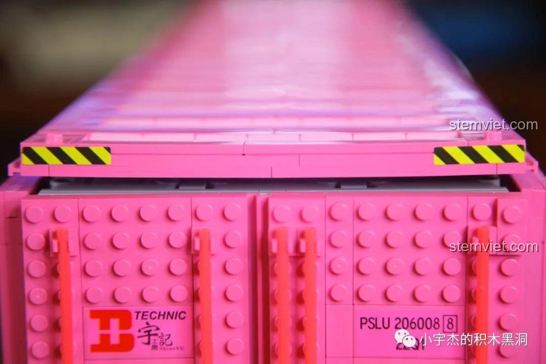 Góc nhìn ngang của Thùng Container Hồng 1:10 YC-QC013 trên khung gầm, thể hiện chiều dài ấn tượng.