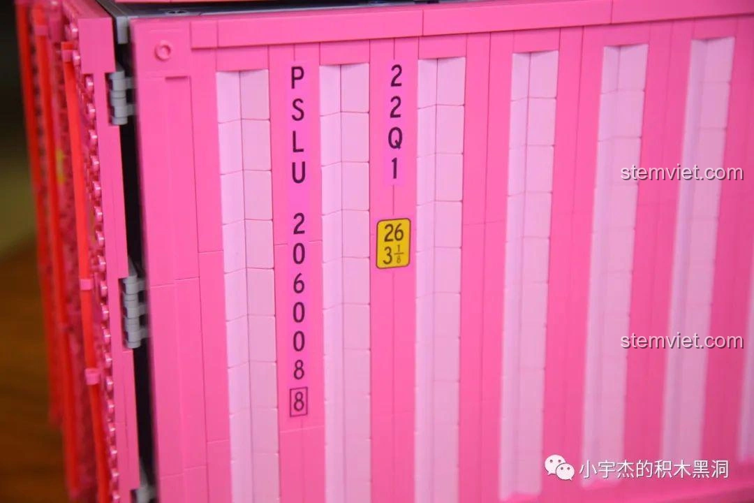 Góc nhìn từ phía sau của Thùng Container Hồng 1:10 YC-QC013 trên khung gầm.
