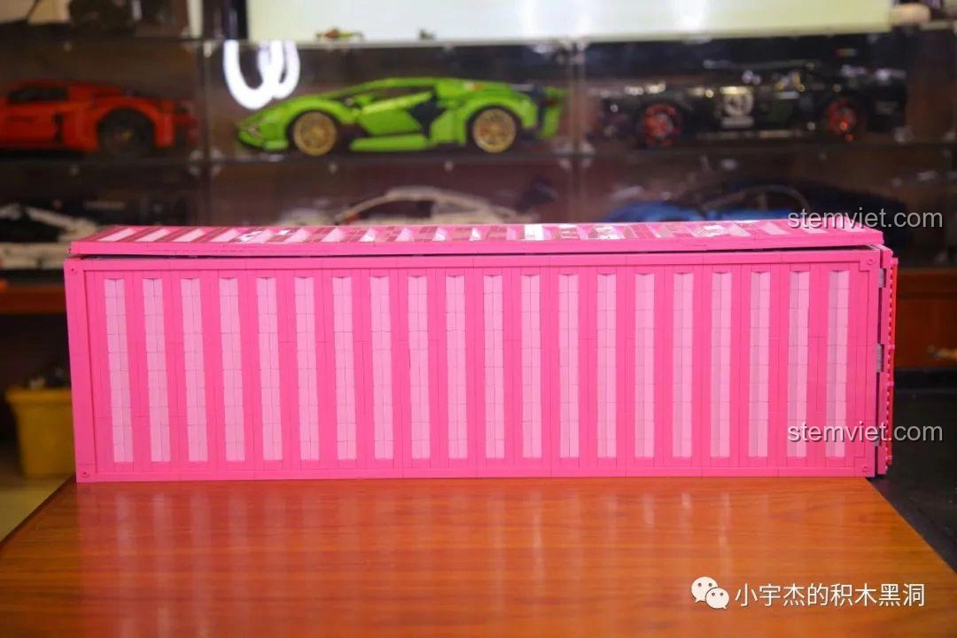 Thùng Container Hồng 1:10 YC-QC013 đã được đặt lên khung gầm, sẵn sàng cho chuyến hành trình.