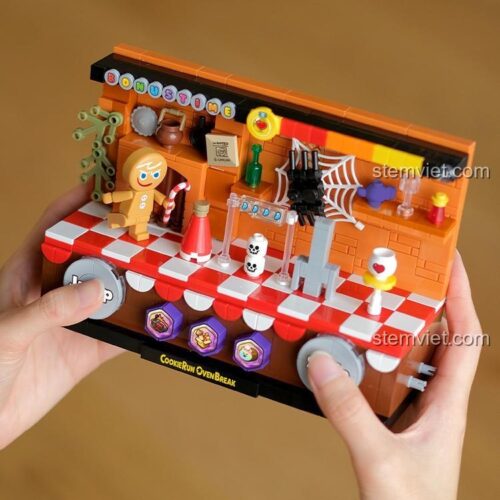 Góc nhìn cận cảnh đồ chơi mô hình Cảnh game CookieRun, cho thấy các chi tiết tinh xảo như mạng nhện, chai lọ và các vật phẩm trong game.