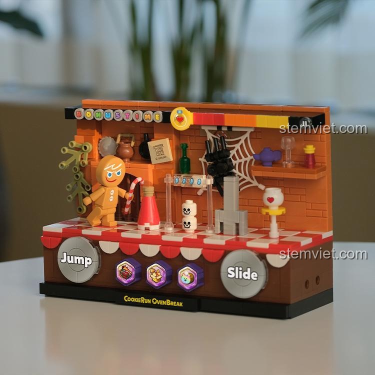 Bộ xếp hình Cuộc tẩu thoát khỏi lò nướng được trưng bày trên bàn, nổi bật với màu sắc tươi sáng và thiết kế độc đáo, phù hợp cho cả bé trai và bé gái.