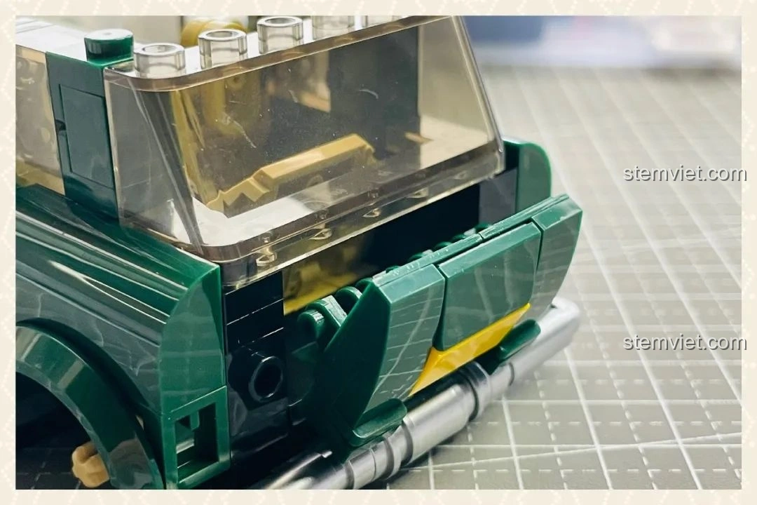 Cận cảnh phần cốp sau của mô hình xe MINI Camper Power Block PB8804 có thể mở ra được, thể hiện tính năng tương tác.