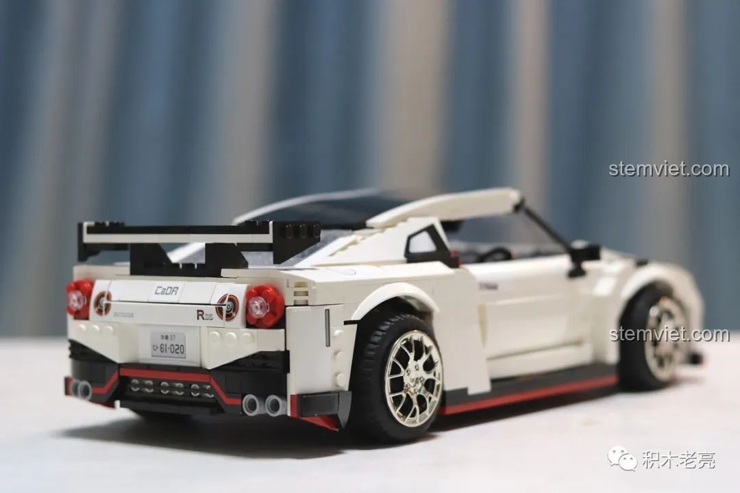 Cốp xe của mô hình Double Eagle 61020 Nissan GTR R35 mở ra, hiển thị bình NOS màu xanh bên trong.