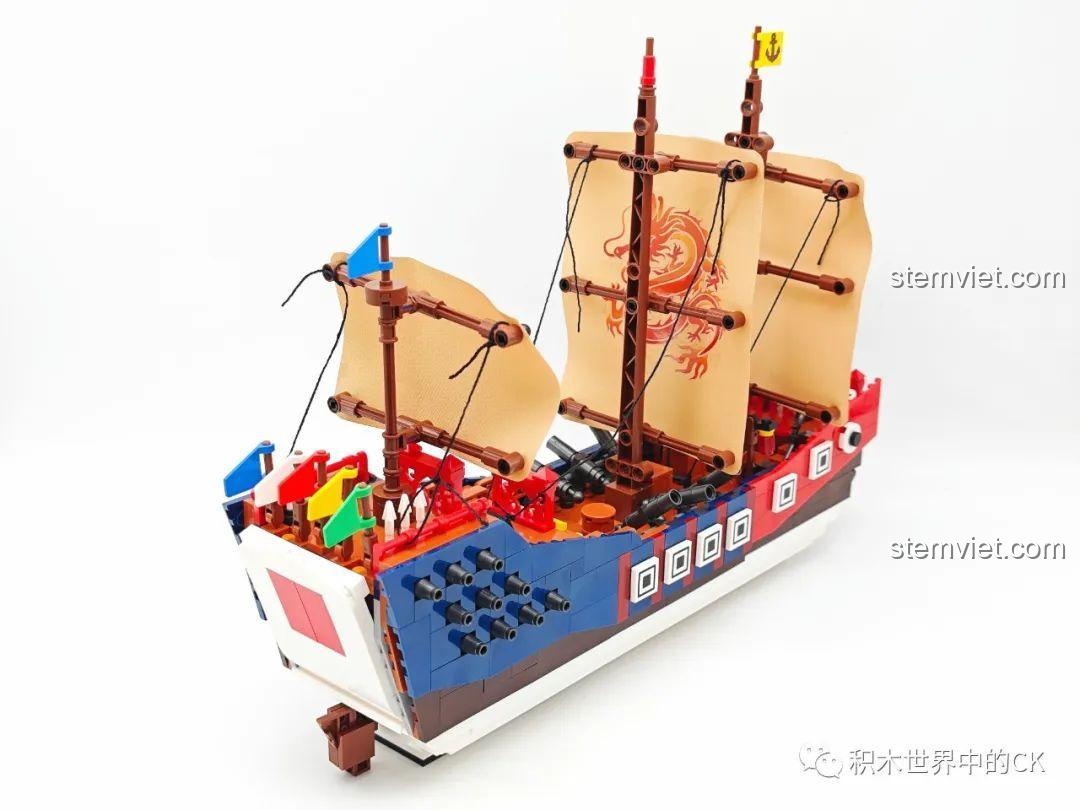 Góc nhìn khác từ phía sau của Chiến Hạm Trung Hoa 58001, tập trung vào hệ thống cột buồm và dây chằng.