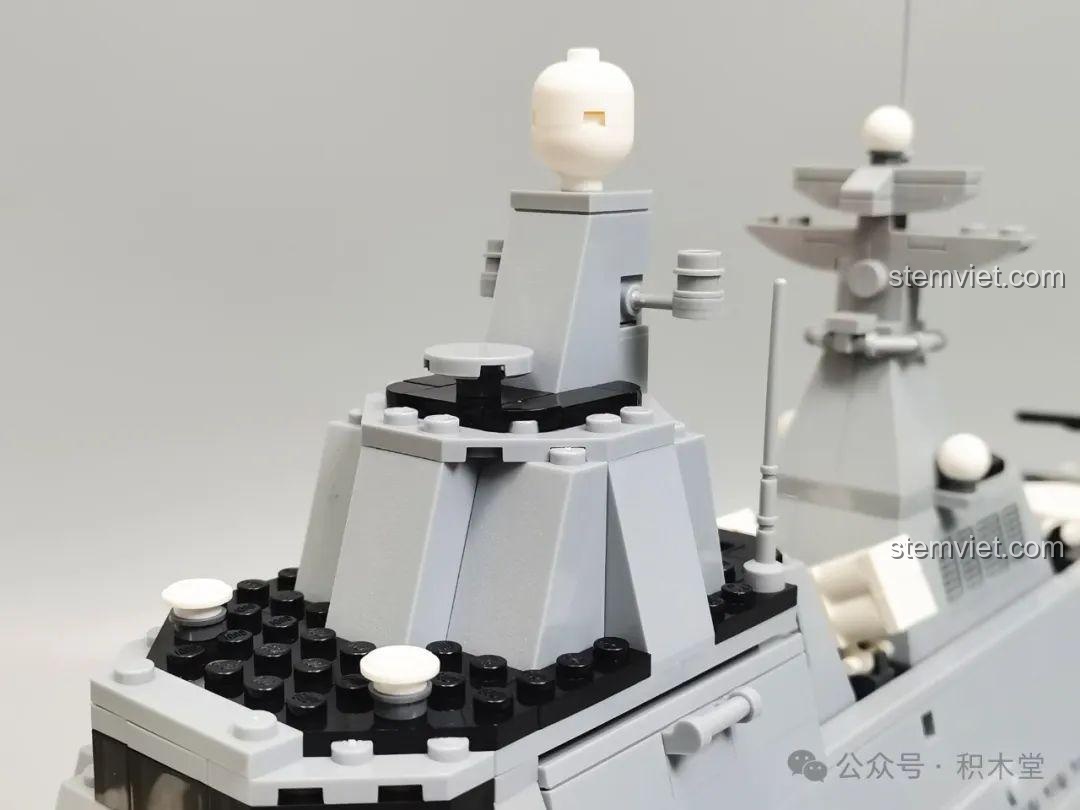 Cận cảnh cột buồm tích hợp radar và hệ thống liên lạc trên mô hình tàu chiến GUDI 8028.