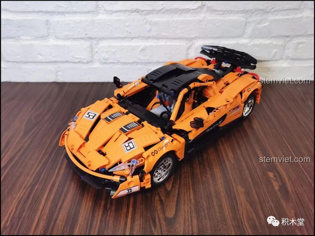 Cửa cánh bướm của mô hình Happy Build YC-QC004 McLaren P1 đang đóng, thể hiện sự liền mạch và vẻ đẹp khí động học của siêu xe.