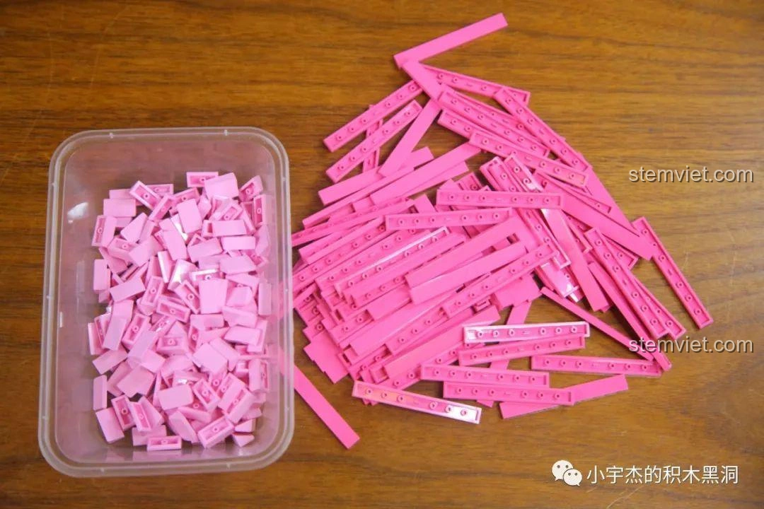 Cận cảnh cửa của Thùng Container Hồng 1:10 YC-QC013, có thể mở ra để khám phá bên trong.